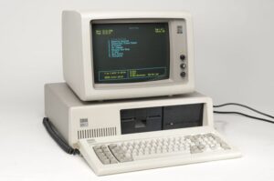 Le 5150 est le tout premier IBM PC (août 1981), celui qui a lancé la lignée. Il y a souvent une confusion entre les deux dans les discussions rétro. Je vais donc te faire une présentation détaillée de l’IBM PC AT 5170 (le vrai « AT » = Advanced Technology).